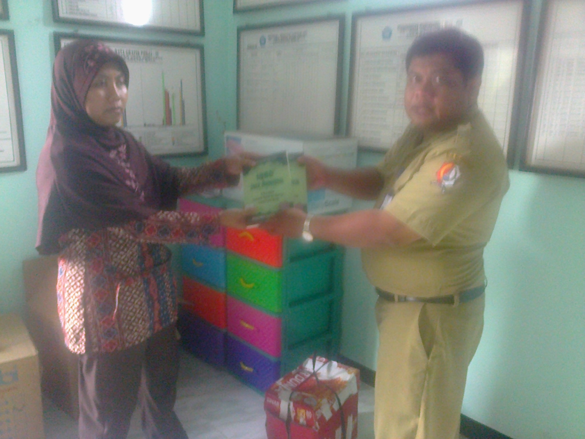 Penyerahan bantuan buku bacaan beserta rak ke perpusdes