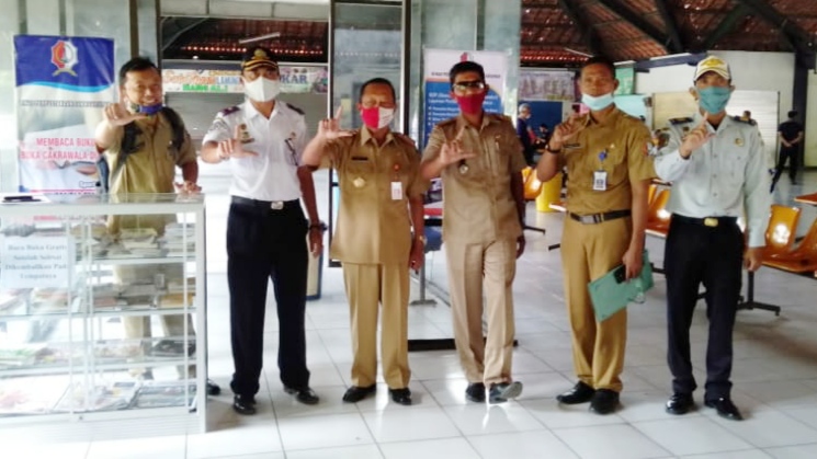 Pojok Baca : Ruang tunggu terminal Rajekwesi Bojonegoro
