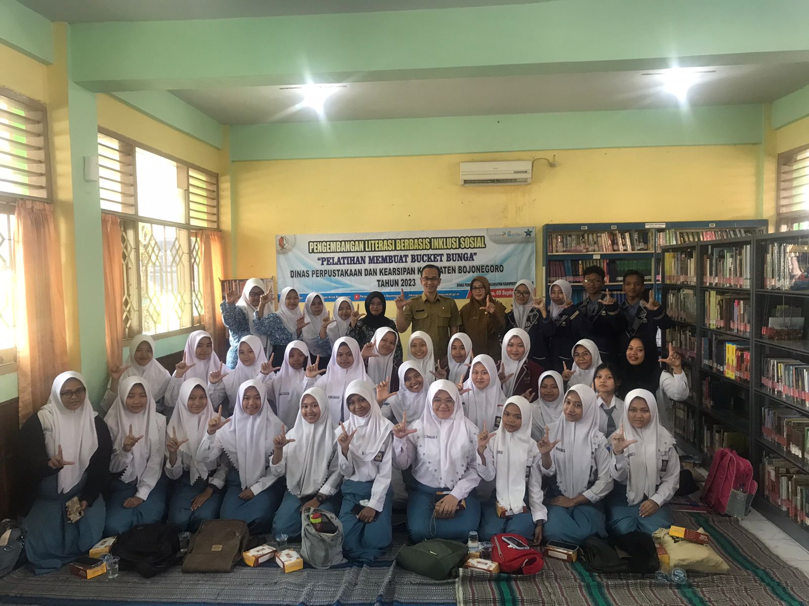 Pengembangan Literasi Berbasis Inklusi Sosial "Pelatihan Membuat Bucket Bunga"