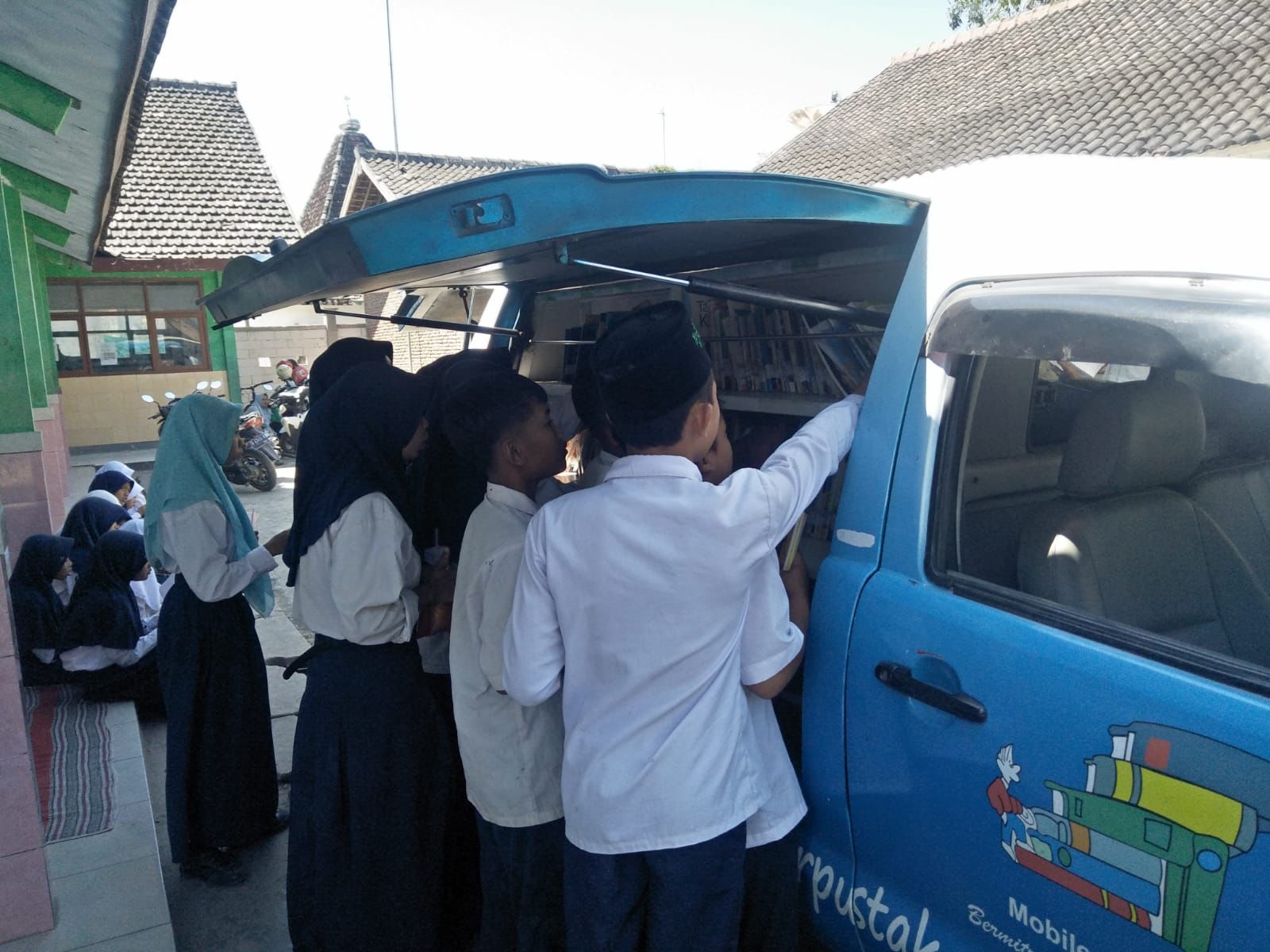Giat Kunjungan Layanan Mobil Perpustakaan Keliling di SMP Ahmad Yani Turi Tambakrejo