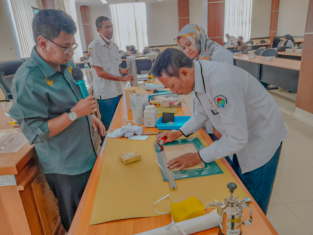 Praktik langsung restorasi arsip