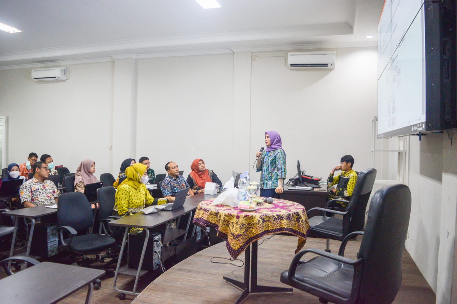 Materi disampaiakn oleh Arsiparis Ahli Muda Dinas Perpustakaan dan Kearsipan Kabupaten Bojonegoro DIAN SETIATININGSIH, S.Sos, MM
