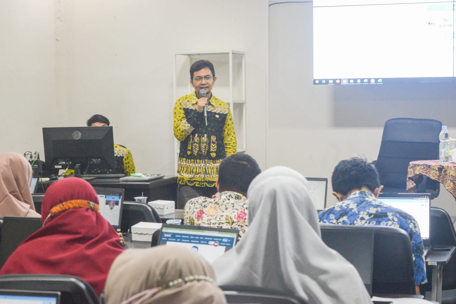 Materi disampaiakn oleh Arsiparis Ahli Muda Dinas Perpustakaan dan Kearsipan Kabupaten Bojonegoro ABDUL MAJID, S.Kom, ME